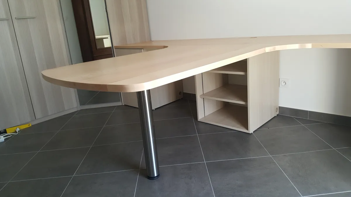 Grand bureau au plateau courbe, avec un caisson ouvert