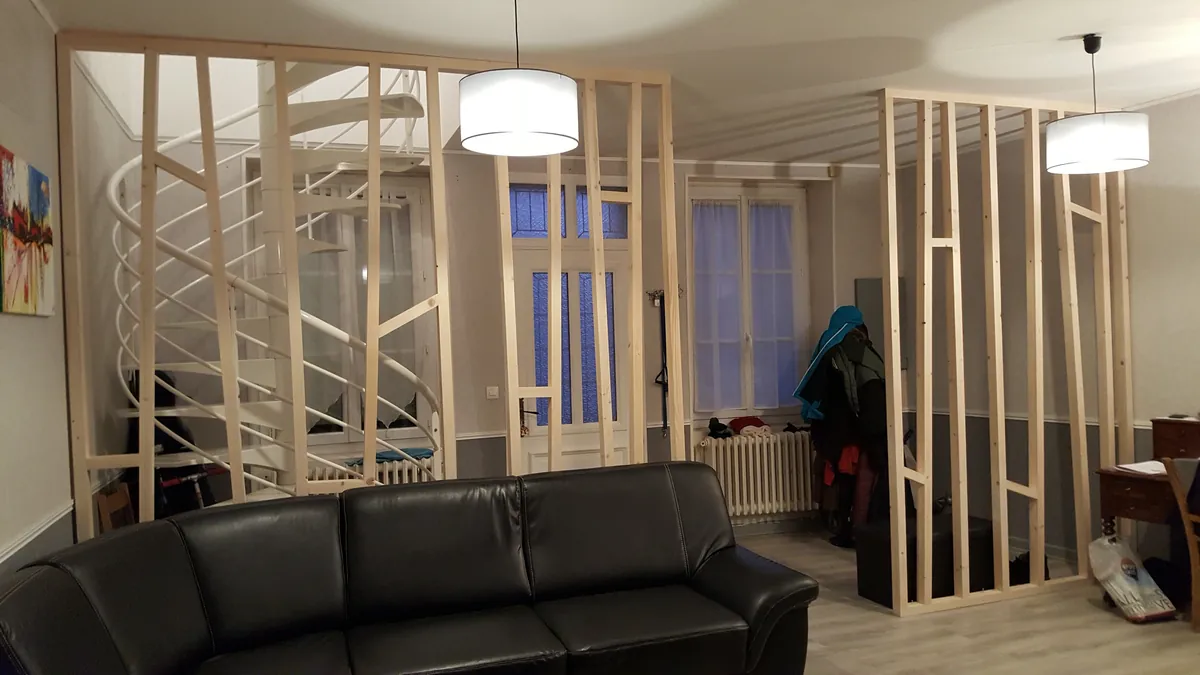 La même pièce, l’escalier entouré d’un claustra en lattes de bois