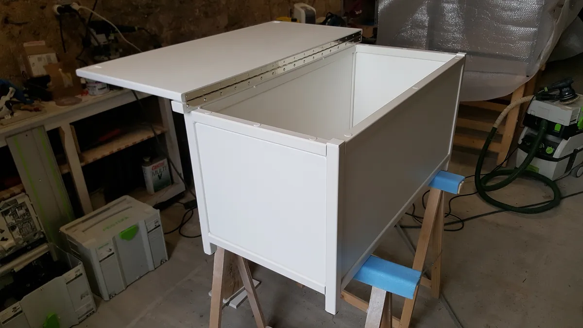 Coffre blanc sur des tréteaux à l’atelier
