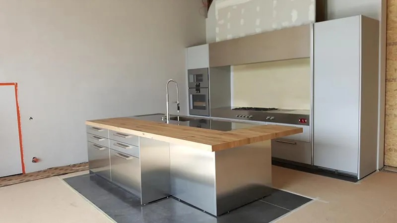 Îlot de cuisine inox avec un plateau en bois