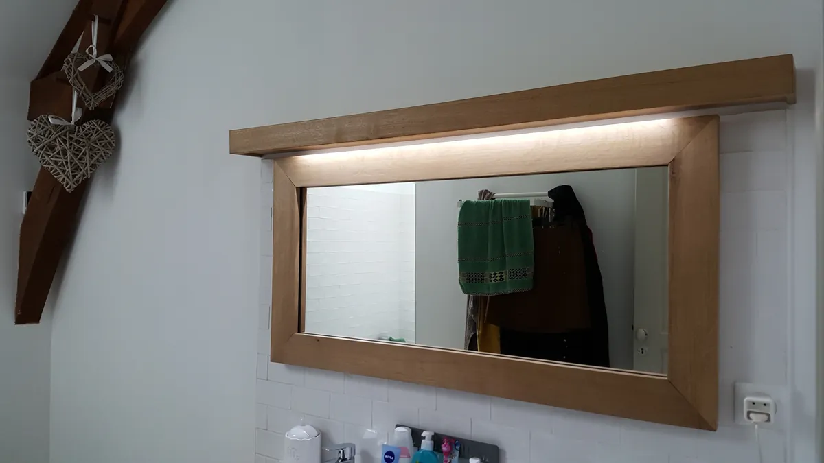 Cadre de miroir en bois avec un éclairage intégré