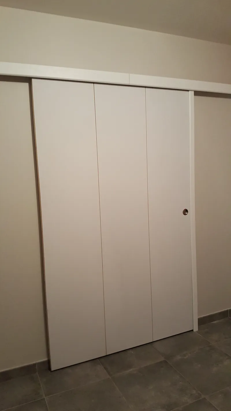 Trois portes coulissantes de placard, blanches