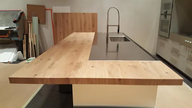 Plan de travail en bois avec un évier inox