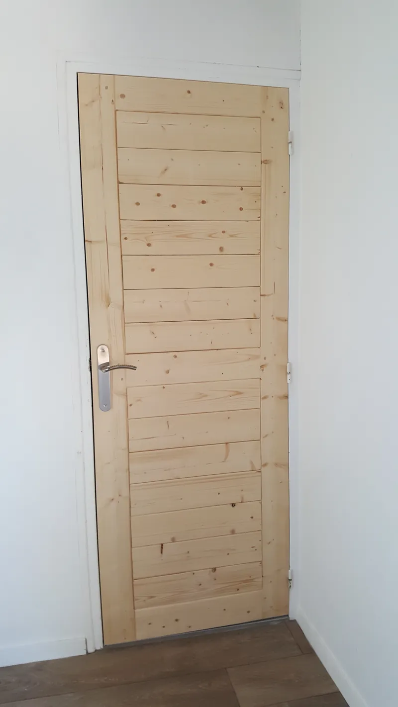 Porte intérieure en lames de bois clair